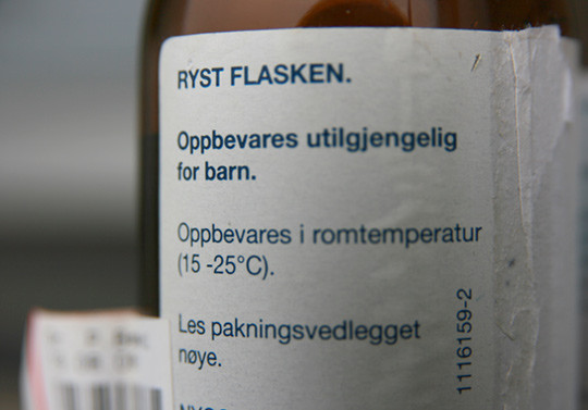 &laquo;Ryst flasken&raquo; st&aring;r det fremdeles p&aring; mange etiketter. I eldre riksm&aring;l var &laquo;ryste&raquo; n&aelig;rmest ener&aring;dende normalform, men i &hellip;