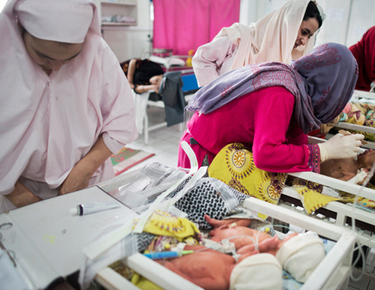 Nyf&oslash;dtavdelingen ved sykehuset i Khost. Begge foto &copy; Andrea Bruce/Noor Images