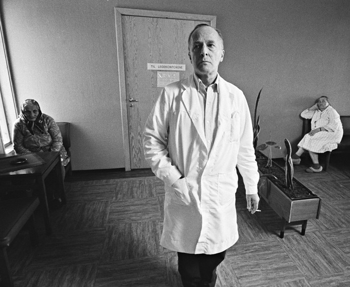 To eldre kvinner venter p&aring; distriktslegen i Porsanger. Legen har h&oslash;yre h&aring;nd i lommen p&aring; den hvite legefrakken. I den venstre&hellip;