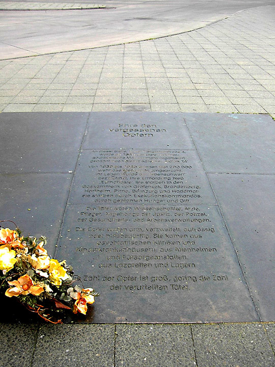 Plakett til minne om ofrene for &laquo;Aktion T4&raquo; p&aring; fortauet foran Tiergartenstrasse 4 i Berlin. Foto: Adam Carr