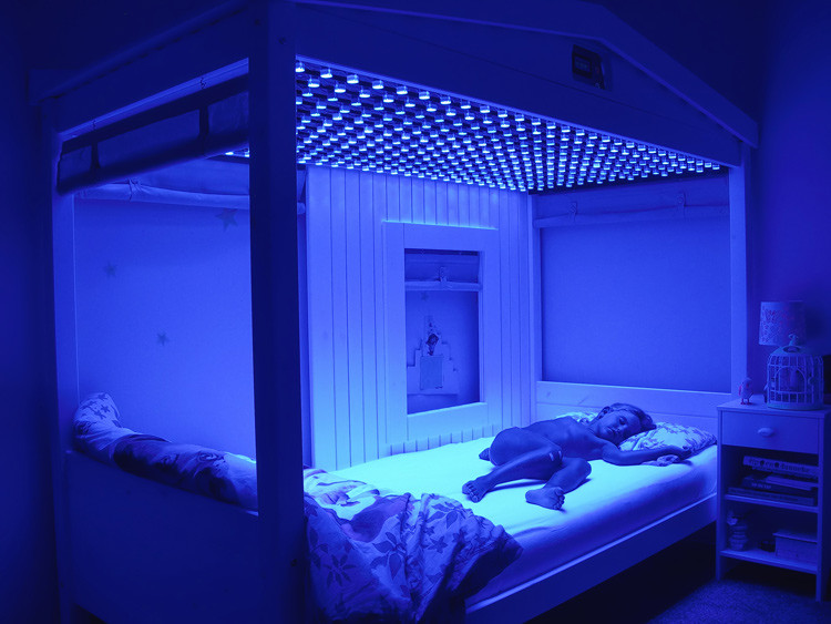 Figur 1  BiliLed Blue Night. Pasienten er avhengig av &aring; ligge i denne spesialkonstruerte sengen hver natt for &aring; sikre&hellip;