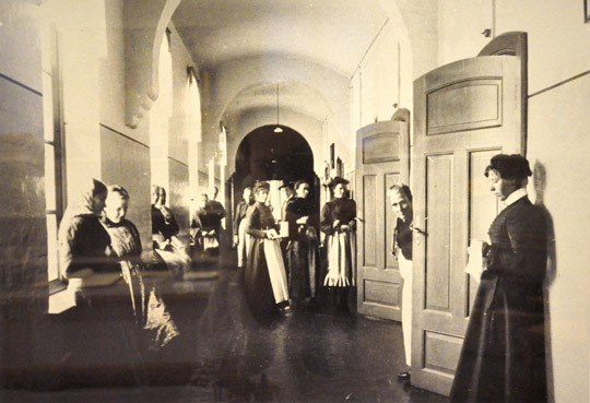 Gaustad Asyl, korridor i kvinnefl&oslash;yen, avdeling B. Udatert, trolig omkring 1870. Fotograf ukjent. Gaustad sykehus&rsquo; arkiv