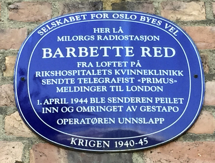 Figur 1  Til venstre for hovedd&oslash;ren p&aring; Rikshospitalets gamle kvinneklinikk st&aring;r et av de bl&aring; kulturhistoriske skiltene til&hellip;