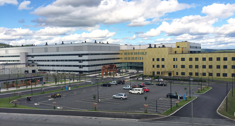 Figur 1  Et helt nytt norsk sykehus for somatikk (til venstre) og for psykiatri (til h&oslash;yre). Foto: Tidsskriftet, bildet er&hellip;