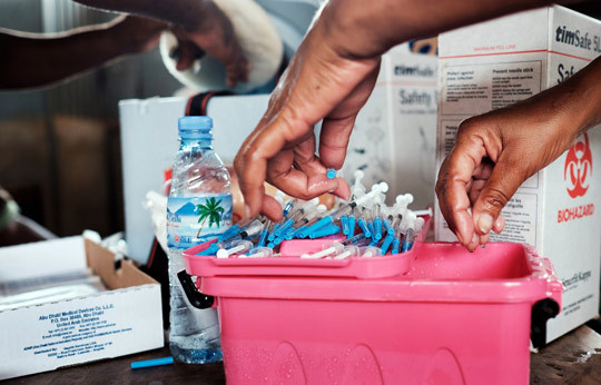 Angolske milit&aelig;re forbereder gulfebervaksine p&aring; et marked i Luanda, der et utbrudd av gulfeber desember 2015 drepte 51&hellip;