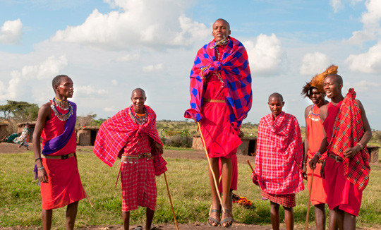 Masaier gj&oslash;r sin tradisjonelle dans for turistene. Masai Mara nasjonalpark, Kenya. Foto: Bill Bachmann/AGE/Scanpix