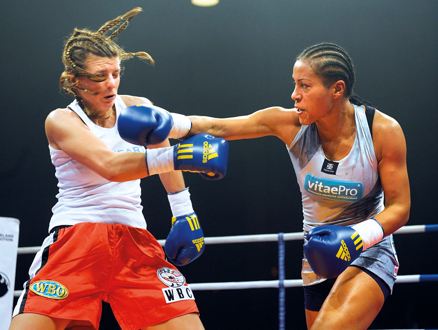 Cecilia Br&aelig;khus i boksekamp med serberen Eva Halasi. Br&aelig;khus vant p&aring; knockout i tredje runde. Foto: Helge Mikalsen/NTB&hellip;