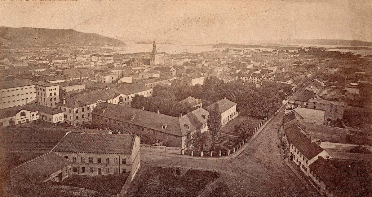 Figur 1 Empirekvartalet fotografert fra t&aring;rnet i Trefoldighetskirken, 1867. Milit&aelig;rhospitalet ses midt p&aring; bildet som en &laquo;L&raquo;&hellip;