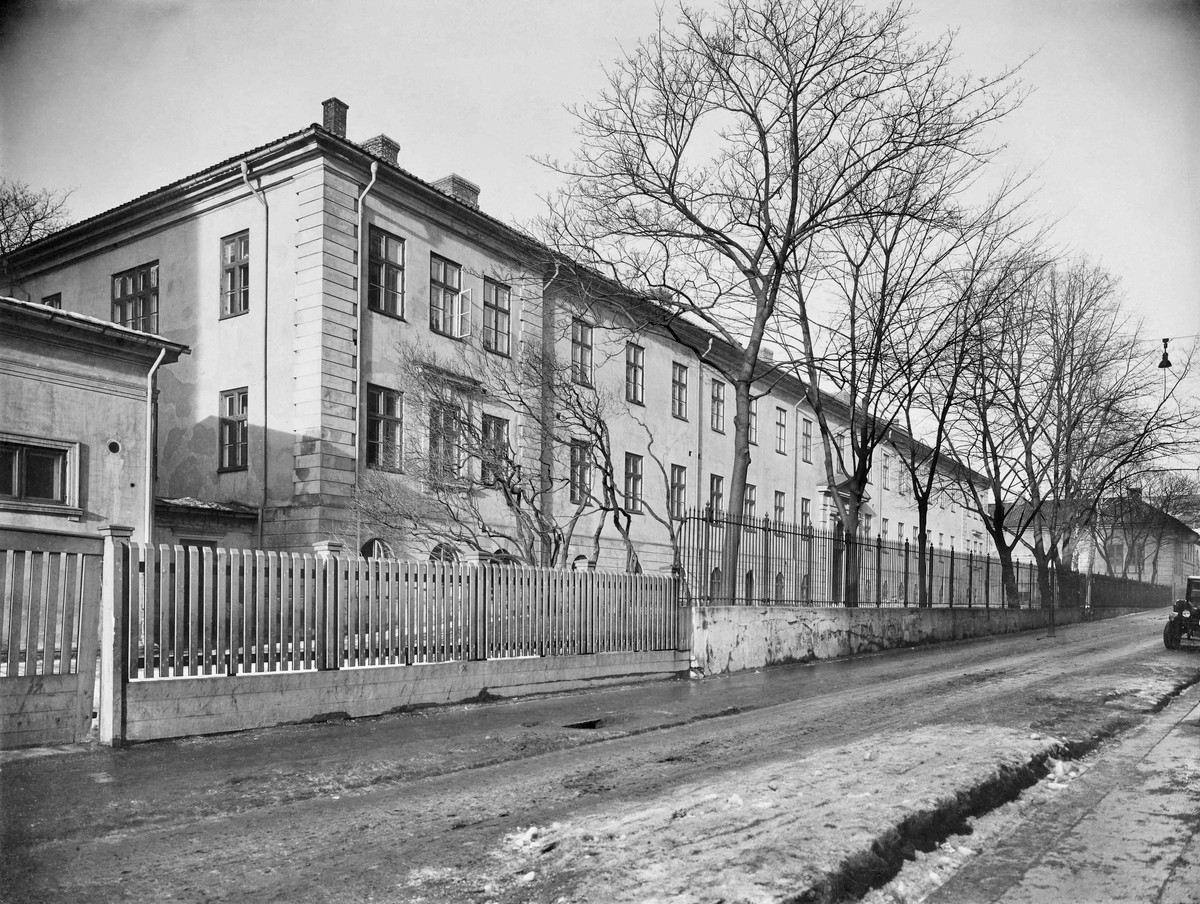 Figur 2 Murbygningen i rikshospitalanlegget. Fasade mot Grubbegata, ca. 1910&ndash;20. Foto: Olaf Martin Peder V&aelig;ring/Oslo Museum/&hellip;