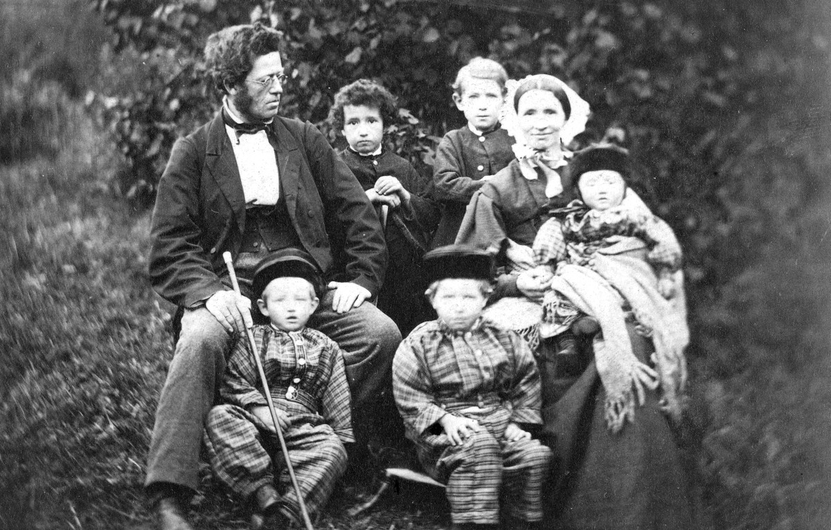 Eilert Sundt med kona Nikoline Hansen og barn fotografert i 1860-&aring;rene. Foto: Oslo Museum