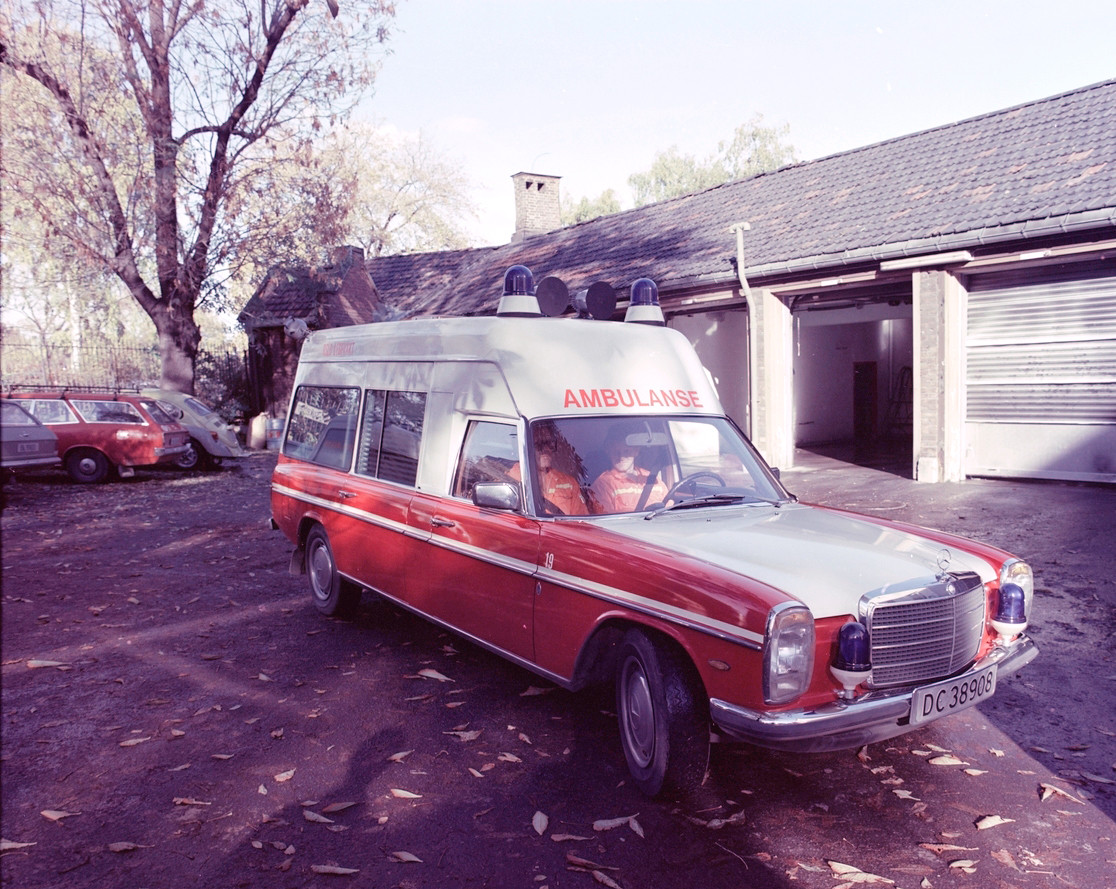 Mercedes-ambulanse utenfor garasjen ved Oslo legevakt i 1977. Foto: Leif &Oslash;rnelund, Oslo Museum / Byhistorisk samling (CC BY&hellip;