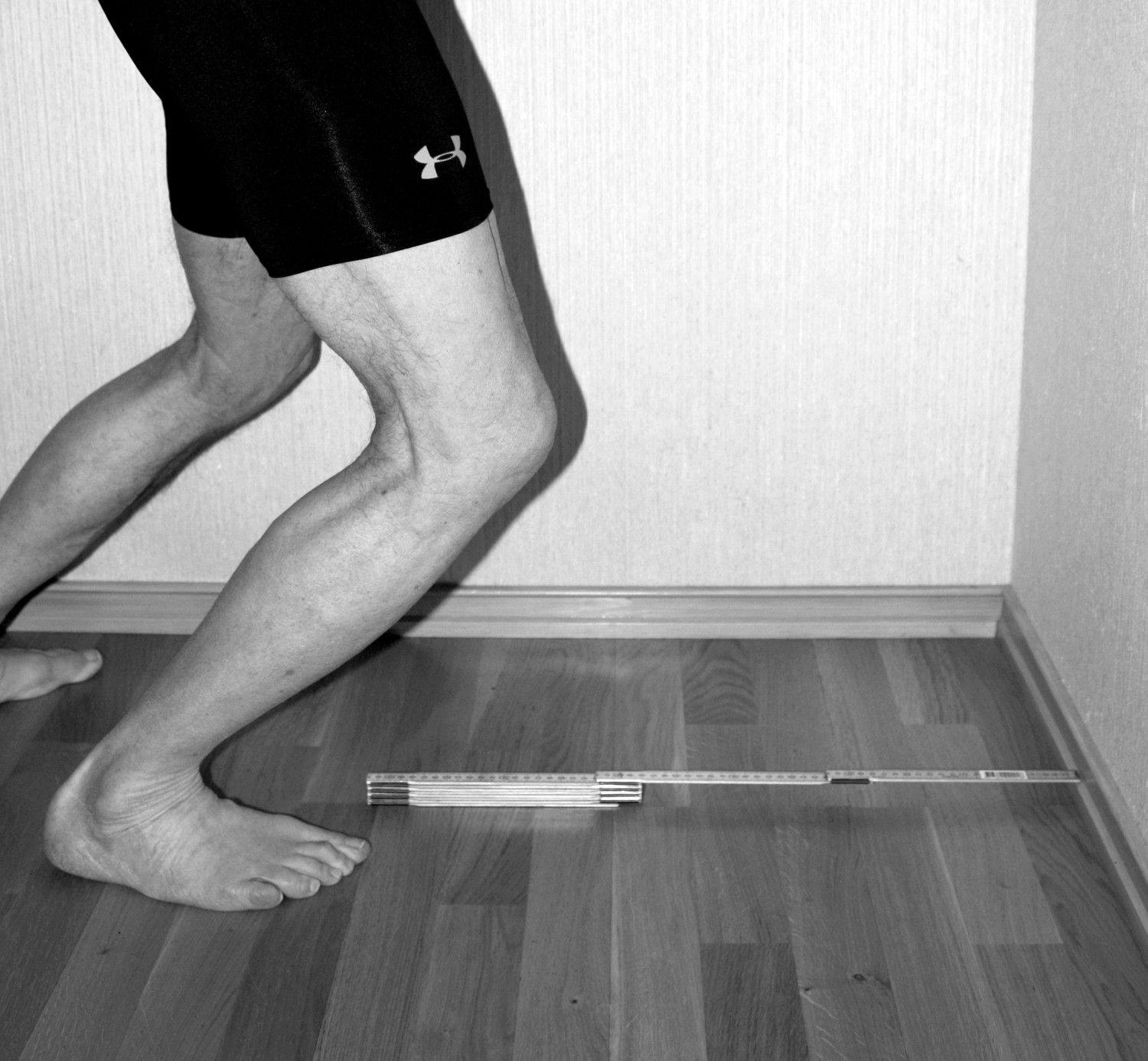 Figur 1 Forfatteren demonstrerer metoden for &aring; m&aring;le leddutslag i ankelen