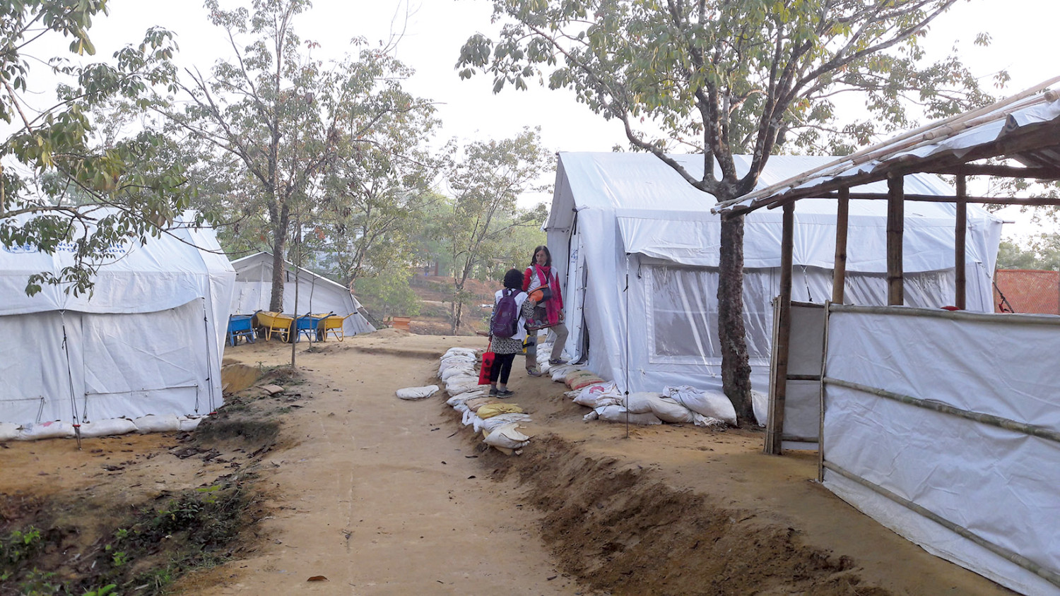Tidlig morgen. Vann- og sanit&aelig;ransvarlig og prosjektkoordinator er klare til &aring; ta fatt p&aring; dagens oppgaver. Alle foto: &Oslash;yunn&hellip;