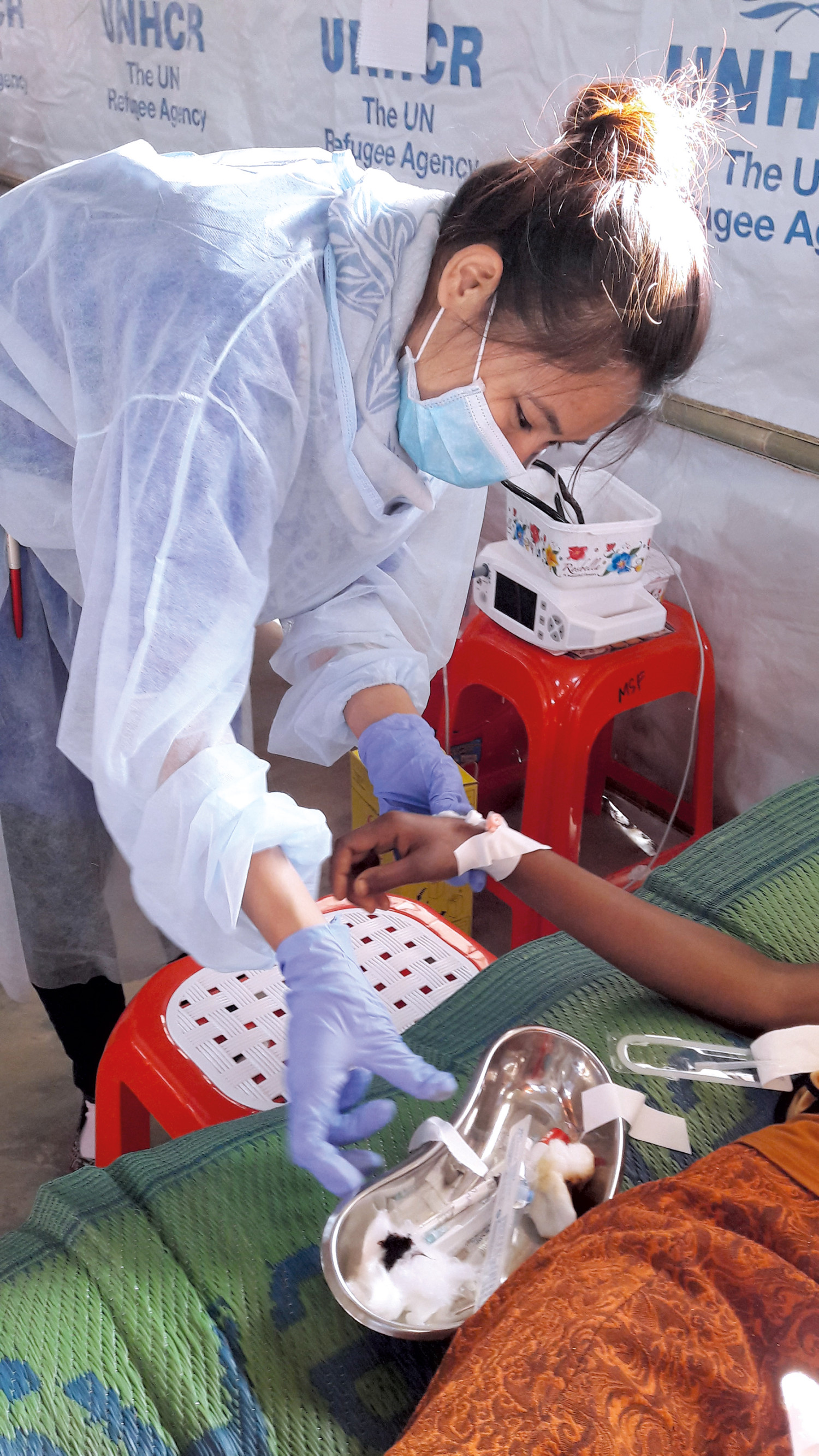 Sykepleier Mamory legger venekateter og gj&oslash;r klar til antitoksinbehandling.