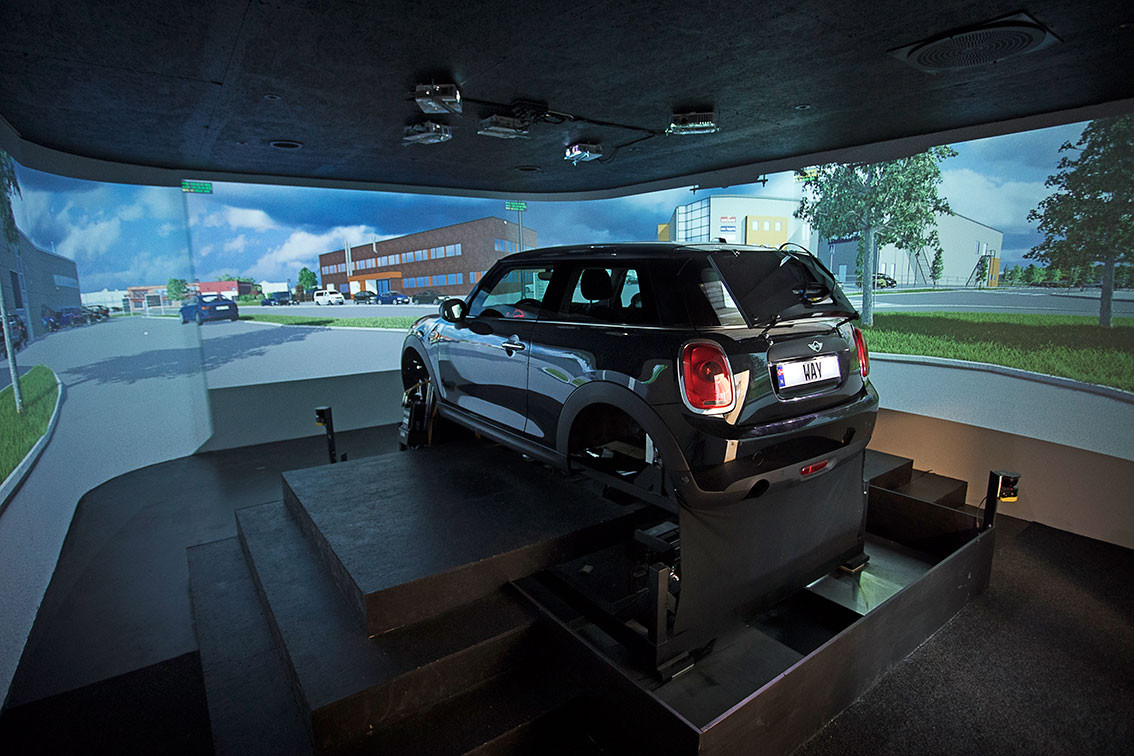 Way-kj&oslash;resimulator. Simulatoren best&aring;r av en faktisk bil montert p&aring; en bevegelsesplattform, omgitt av et 360&deg;  simulert&hellip;