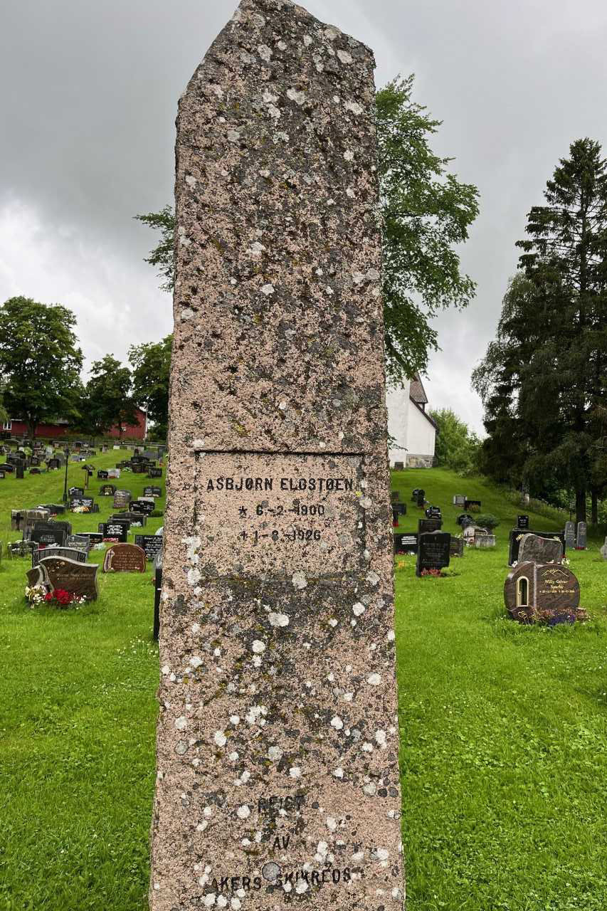 Figur 3 Asbj&oslash;rn Elgst&oslash;ens gravst&oslash;tte p&aring; Lunner kirkeg&aring;rd. Foto: Karl O. Nakken
