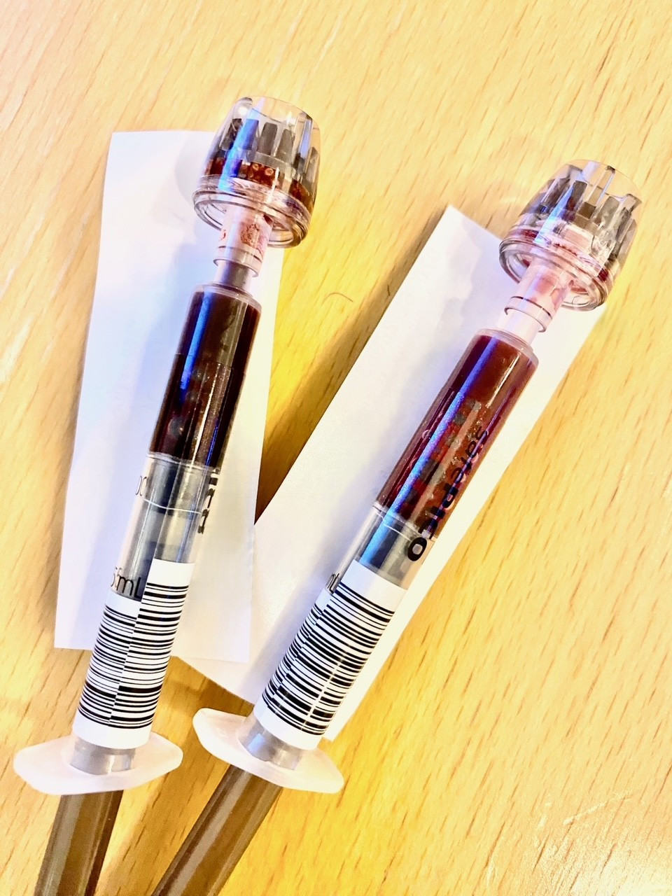 Figur 1 Arteriell blodgass f&oslash;r (venstre) og etter (h&oslash;yre) behandling med metylenbl&aring;tt.