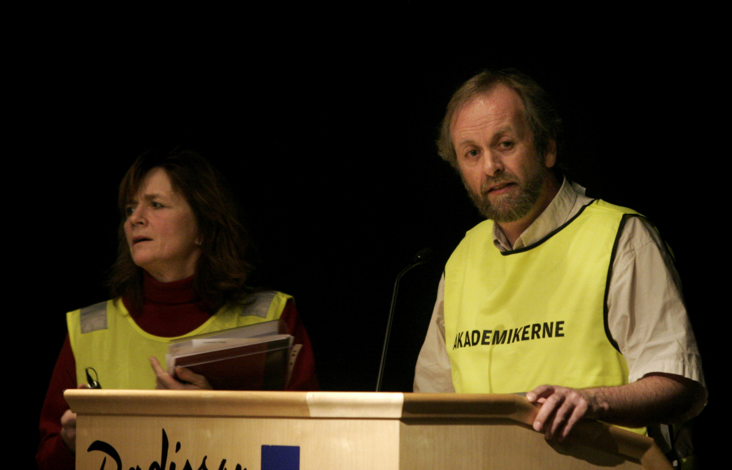 Leder Rune Fr&oslash;yland og nestleder Torunn Janbu i Akademikerne Helse under streikem&oslash;tet i Oslo torsdag kveld. Sykehusstreik &hellip;