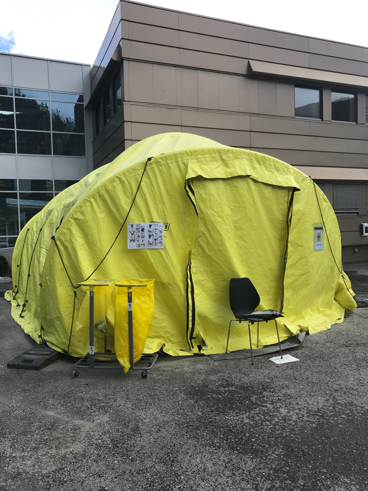 Ordf&oslash;reren i Sel kommune fikset telt og tiki-masker til de ansatte i helsetjenesten. Teltet brukes mest til testing og p&aring;&hellip;