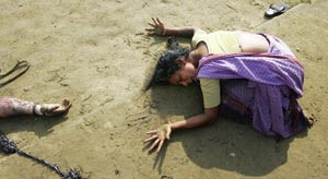 Alle lederartiklene i dette nummer av Tidsskriftet handler om flodb&oslash;lgekatastrofen. Foto Arko Datta/Reters/SCANPIX