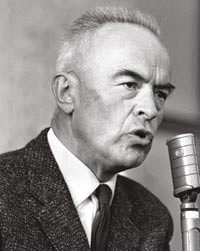 Helsedirekt&oslash;r Karl Evang (1902&thinsp;&ndash;&thinsp;81) taler foran R&aring;dhuset i Oslo under en demonstrasjon 26.4.1962. Foto Ivar Aaserud/SCANPIX