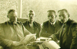 Figur 1  Martin Tranm&aelig;l (1879&thinsp;&ndash;&thinsp;1967) sammen med venner i &laquo;doktorboligen&raquo; i Kirkenes under sin agitasjonsreise i Finnmark&hellip;