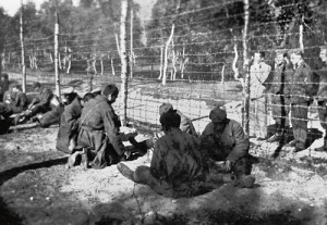 Figur 1  Russiske fanger bespises p&aring; bakken i en fangeleir sensommeren 1941. Foto SCANPIX