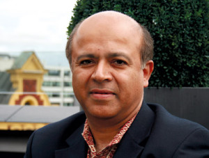 Abraham Verghese (f. 1955) er infeksjonsmedisiner, forfatter og professor ved Stanford University School of Medicine. Hans&hellip;