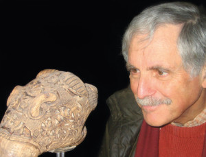 Cecil G. Helman (1944&ndash;2009) i n&aelig;rkontakt med dyrehodestolpe fra Oseberggraven i Vikingskipshuset i Oslo, februar 2008. Foto&hellip;