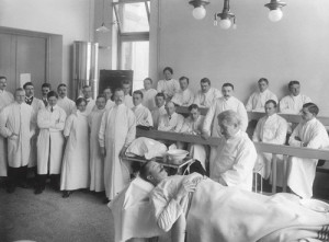 Kirurgiundervisning ca. 1910 med professor Hagbarth Str&oslash;m (1854&thinsp;&ndash;&thinsp;1912). Han var en av pionerene i norsk kirurgi og en av&hellip;