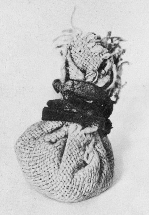 Figur 1  Trollpose, datert 1885. Man benyttet poser med virksomme ingredienser som man bar p&aring; seg, ofte rundt halsen (1, s&hellip;