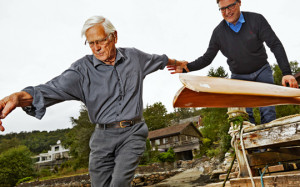 Med en hjelpende h&aring;nd fra s&oslash;nnen er det ingen sak for Audun (92) &aring; komme seg ned i rob&aring;ten. Foto: Ole Walter Jacobsen