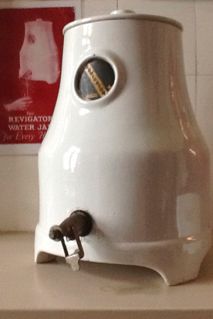 Figur 1 Krukke til fremstilling av radioaktivt vann, produsert 1920-&aring;rene av Revigator Water Jar Company (Radium Ore&hellip;