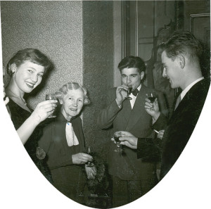 Figur 3  Fra en kullfest h&oslash;sten 1954. Fra venstre ses medisinstudentene Bj&oslash;rg Thorsen (n&aring; Vinje), Pylorica, Jens Aamold og&hellip;