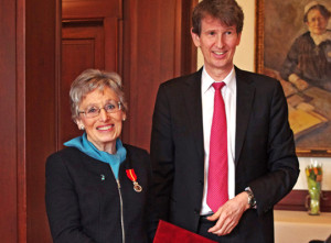 Mona Skard Heier fikk overrakt medalje og diplom av Terje Rootwelt, viseadministrerende direkt&oslash;r ved Oslo&hellip;