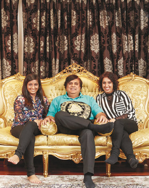 Pappa Ravi Gulati er forn&oslash;yd med at b&aring;de Dipali (t.v) og Geeta (t.h) har valgt legeyrket &ndash; akkurat som sin far. Alle foto:&hellip;