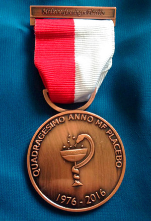 Figur 1  Jubileumsmedaljen til MF Placebo, med logo inspirert av Asklepios' stav, tegnet av Joanna Sulkowska. . Foto: Heidi&hellip;