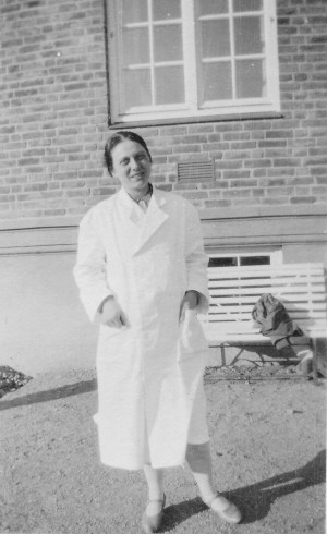 Figur 3 Augusta Rasmussen, trolig fotografert i 1941 utenfor Psykiatrisk klinikk Vinderen, der hun var poliklinikklege 1938&hellip;