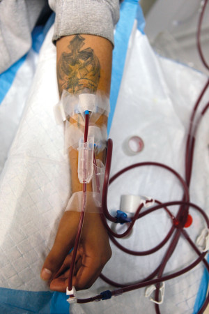 En papirl&oslash;s immigrant f&aring;r dialyse ved en klinikk i New York. Foto: Seth Wenig / NTB Scanpix