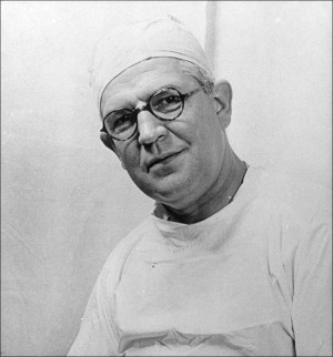 Figur 2 Sir Archibald McIndoe. Foto: East Grinstead Museum