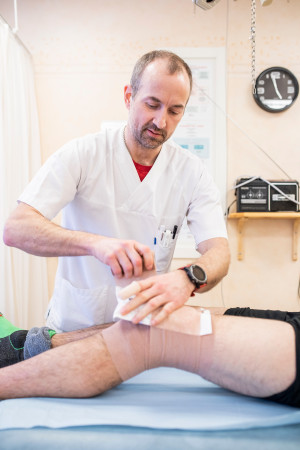 Lyngen kommune blir en stadig mer popul&aelig;r destinasjon for skiturister. Det betyr mer &aring; gj&oslash;re p&aring; legevakt. Her er Bjarte&hellip;