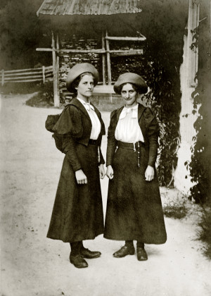 S&oslash;strene Solveig og Gudrun Kolderup som medisinstudenter, i praktisk (?) turutstyr. Solveig (senere Roll-Hansen) ble lege i&hellip;