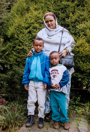 Br&oslash;drene Abdul og Mabruk sammen med sin mor i Etiopia. Foto: Privat