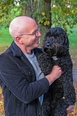 OUS: Sykehusdirekt&oslash;r Bj&oslash;rn Atle Lein Bj&oslash;rnbeth med kompisenhunden sin Charlie. Foto: Margarethe Standberg,&hellip;