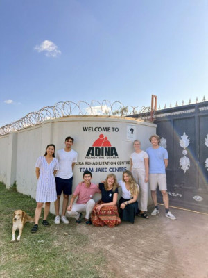 P&Aring; BES&Oslash;K: Representanter fra MedHum utenfor Adina Stiftelsens rehabiliteringsklinikk i Nord-Uganda. Fra venstre: Anna Yang&hellip;