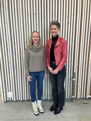 ARBEIDER MED VEILEDEREN: Aud Marie Tandberg (leder i Norsk samfunnsmedisinsk forening) og Kristin Cotta Sch&oslash;nberg (leder i&hellip;