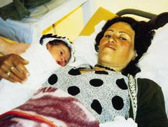  Figur 3    38 &aring;r gammel kurdisk flyktning med sin f&oslash;rstef&oslash;dte. Hun skal hete Kurdistan (Iran 1991)