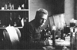 Figur 4  Fridtjof Nansen ved sitt arbeidsbord. Fotograf ukjent. Universitetsbiblioteket i Bergen (10)