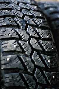 Figur 2   Piggdekk er &aring;rsaken til at ca. 250 000 tonn asfalt slites bort &aring;rlig