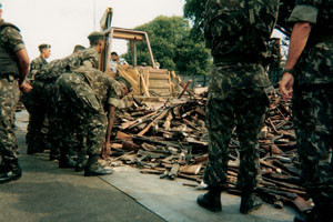 V&aring;pen destrueres etter en innsamling 24. juni 2001 i Rio de Janeiro (10)